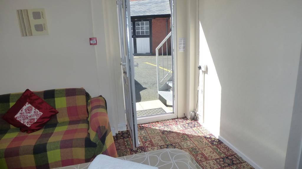 Whitehall Guest House コルウィン・ベイ エクステリア 写真
