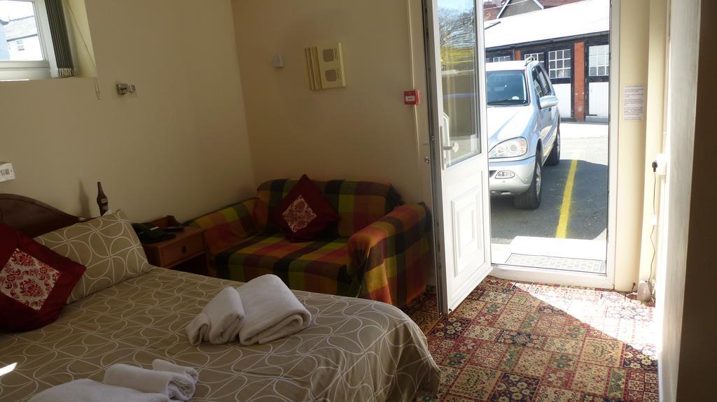 Whitehall Guest House コルウィン・ベイ エクステリア 写真
