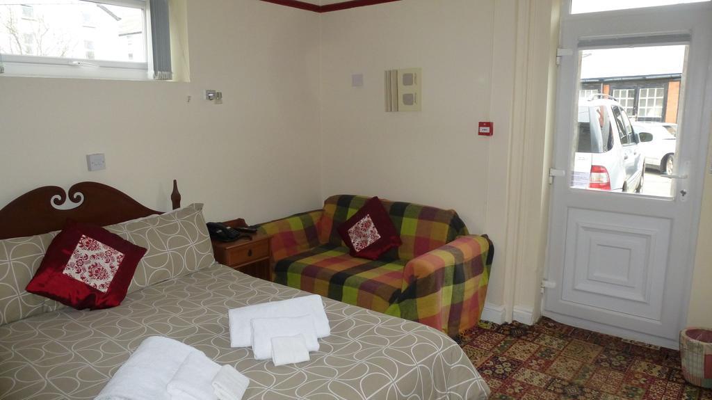 Whitehall Guest House コルウィン・ベイ エクステリア 写真
