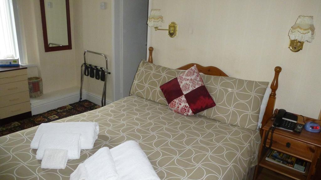 Whitehall Guest House コルウィン・ベイ エクステリア 写真