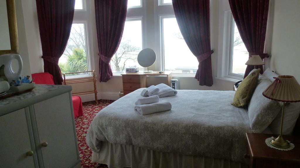 Whitehall Guest House コルウィン・ベイ エクステリア 写真