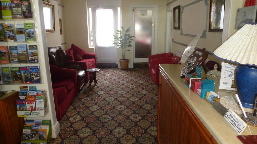 Whitehall Guest House コルウィン・ベイ エクステリア 写真