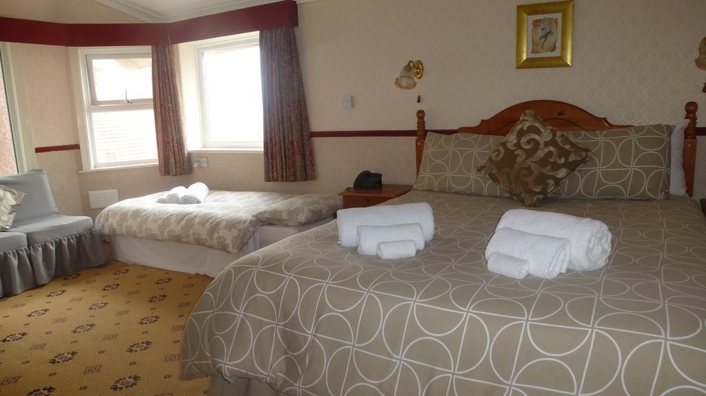 Whitehall Guest House コルウィン・ベイ エクステリア 写真